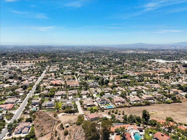 Building Photo - Vista Panoramic View 6 Bedroom 4.5 Bathroom Home for Rent