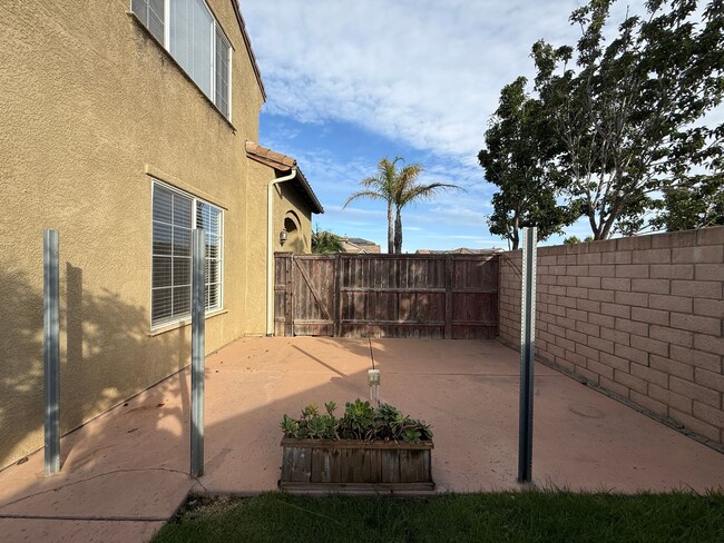 Building Photo - Beautiful Large Two Story Home is Centrall...