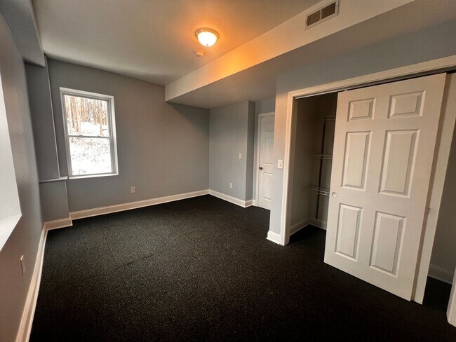 Building Photo - 2185 River Rd