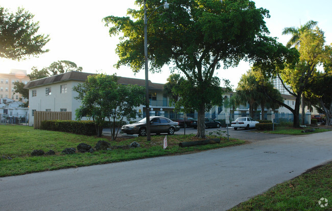 Building Photo - Casa d'Oro