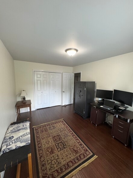 Building Photo - 5064 English Village Dr
