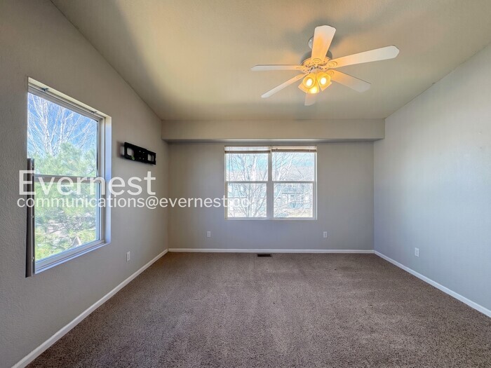 Building Photo - 2040 Oakcrest Cir