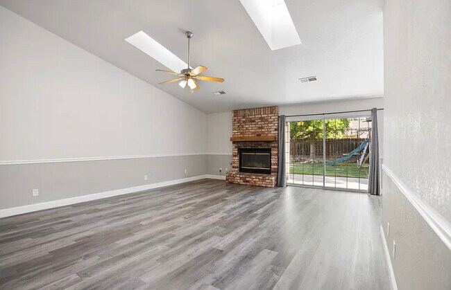Building Photo - 1151 E Donna Dr