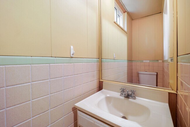 Building Photo - 3 Bed 1.5 Bath - Takoma Park Cottage - Mov...