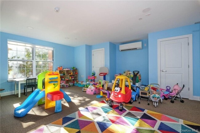 Building Photo - 10 Byron Pl