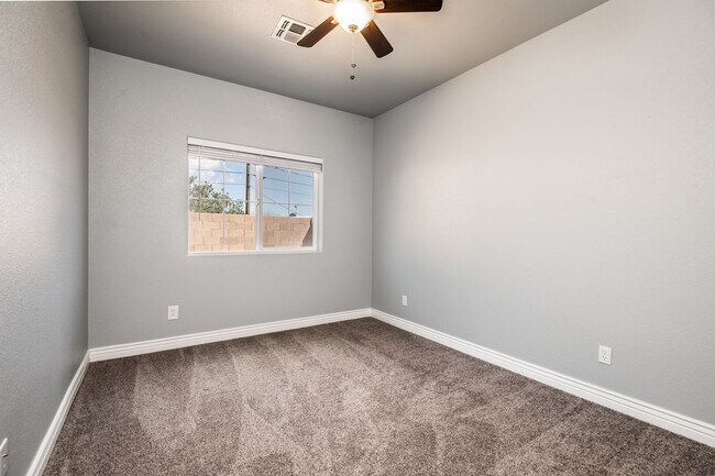 Building Photo - 3 Bedroom 2 Bathroom Home