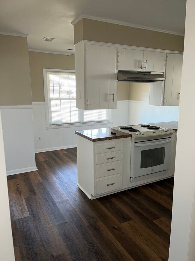 Building Photo - 3 Bed 1.5 Bath Home