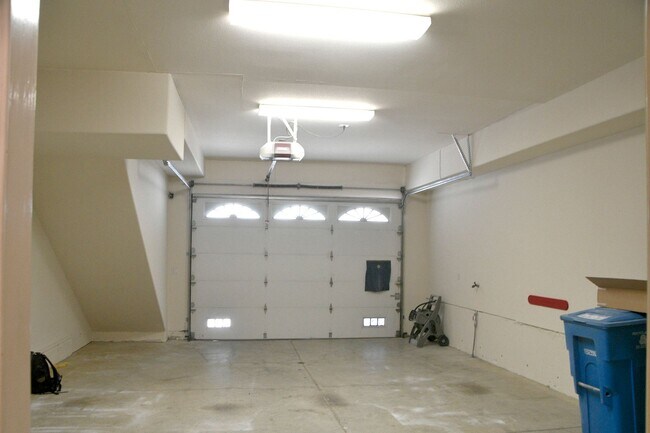 Building Photo - Remodeled 4BR/3BA Home Near Glen Park BART
