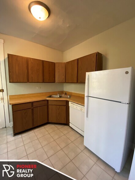 Primary Photo - 3523 N Racine Ave