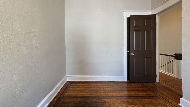 Building Photo - 3-bed Philly home with hardwood floors, an...