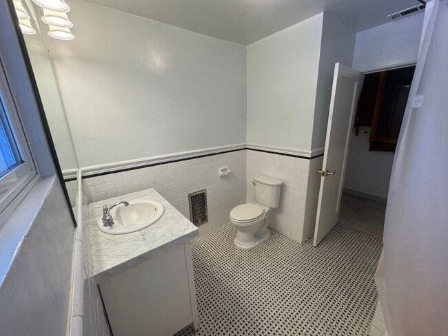 Building Photo - 3 dwelling property located in Rio Linda
