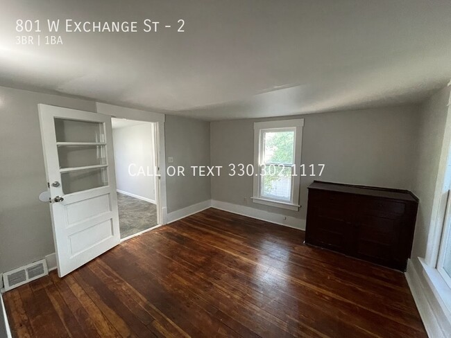 Building Photo - Three bedroom one bathroom second level ap...