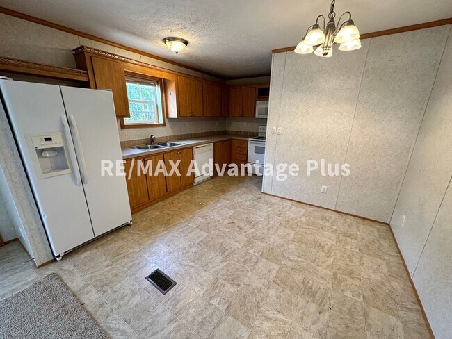 Building Photo - Affordable 3-Bedroom with Master Suite and Private Setting!