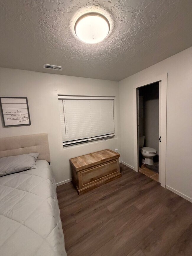 Building Photo - Beautiful 6 Bedroom/3.5 Bath Home in Springville!