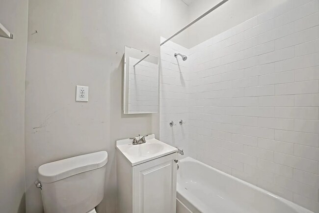 Building Photo - Charming 2-Bed Oasis on Augusta Blvd: Your Perfect Urban Retreat in Chicago!