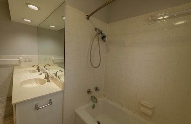 Building Photo - 1016 Grayland Dr
