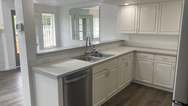 Building Photo - Desirable Milton Home!