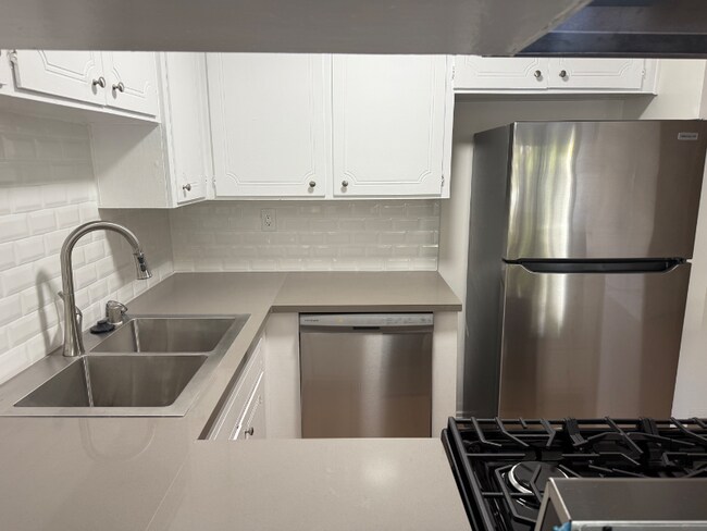 Building Photo - 711 Westmount Dr