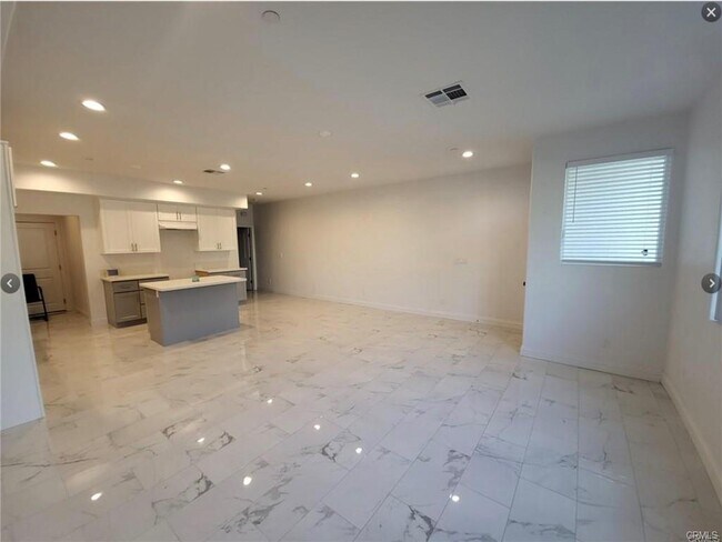 Building Photo - 14614 Vanowen St