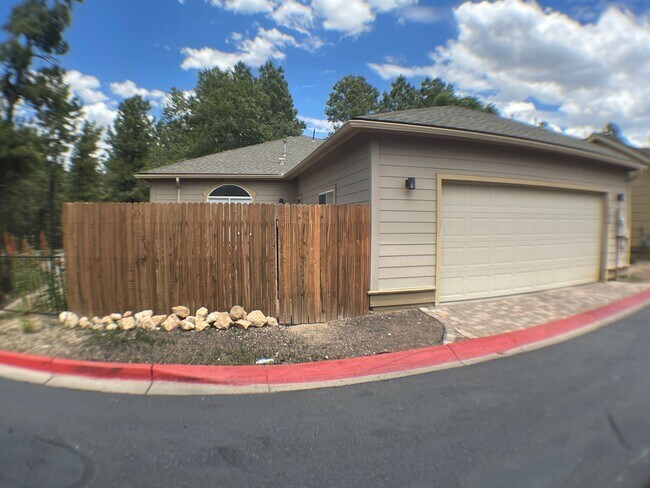 Building Photo - Sweet free standing home in Rio Home abutting forest and trail access