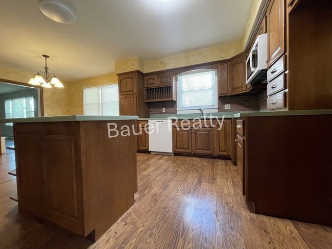 Building Photo - Three Bedroom, Plymouth Local Schools