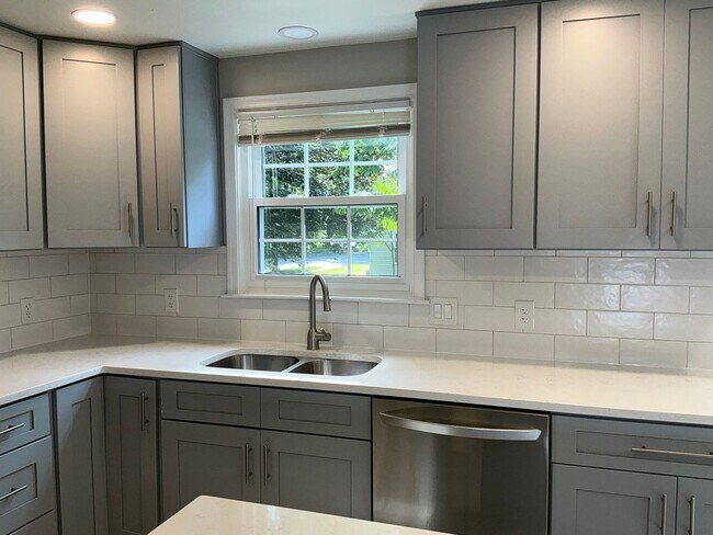 Building Photo - Beautiful 4BR 2.5BA corner lot Colonial wi...