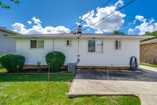 Building Photo - 24665 Robinia Dr