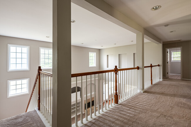 Building Photo - 7283 Simon St