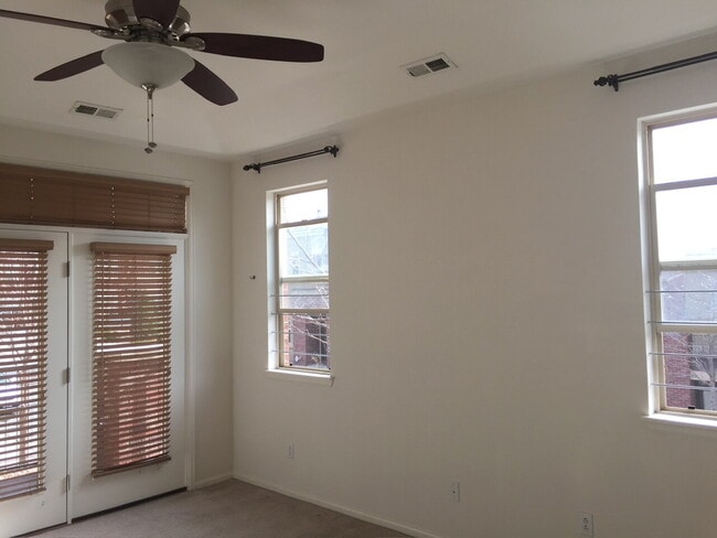 Building Photo - "Spacious 3-Bed, 3-Bath Townhouse with Gra...