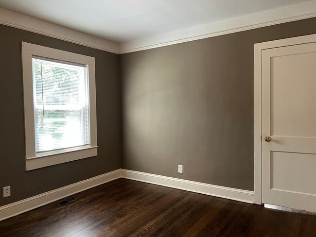 Building Photo - Freshly Updated 3/1 Duplex in Spartanburg