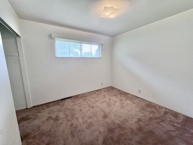 Building Photo - 501 E Sumac Ave
