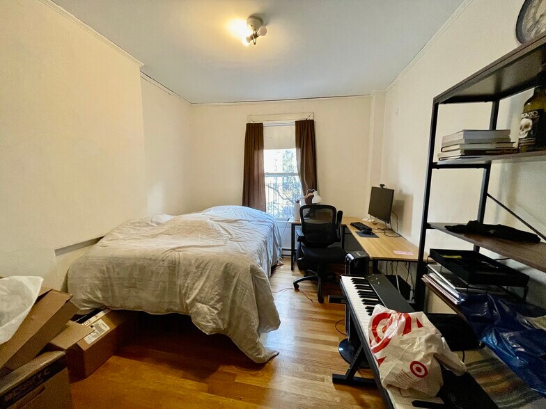 Building Photo - 688 Parker St