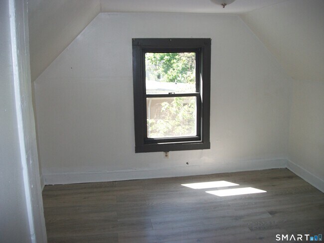 Building Photo - 27 Lilac St
