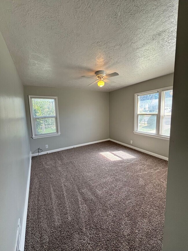 Building Photo - August Rent Free! 5 Bed 2 Bath Single Fami...