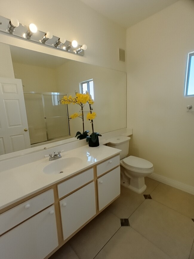 Building Photo - 855 N Stephanie St