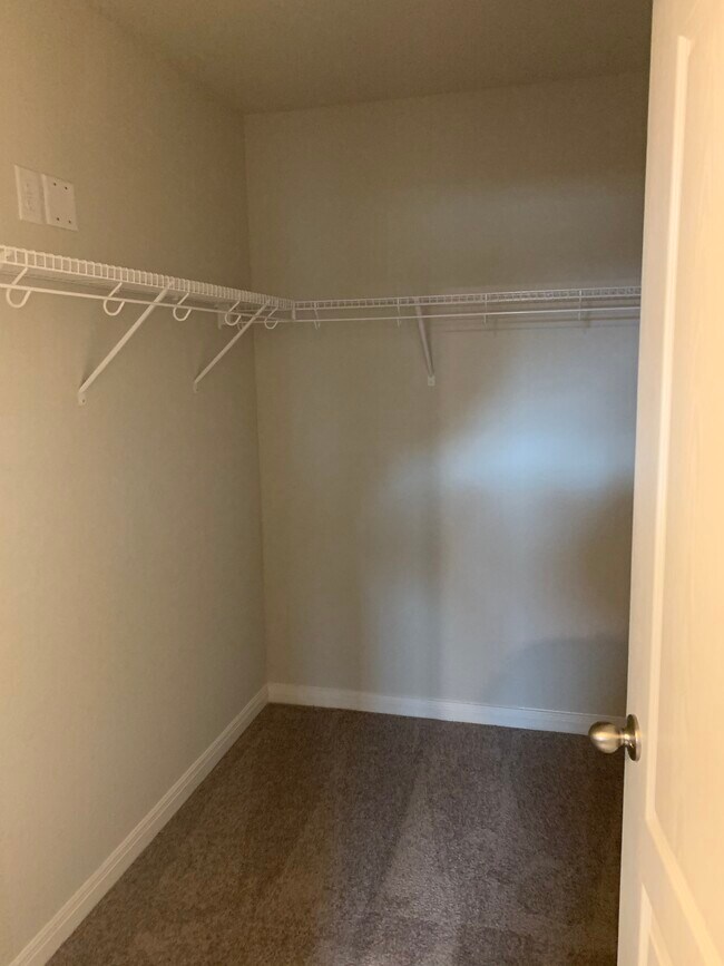 Building Photo - 525 Sentry Valley St