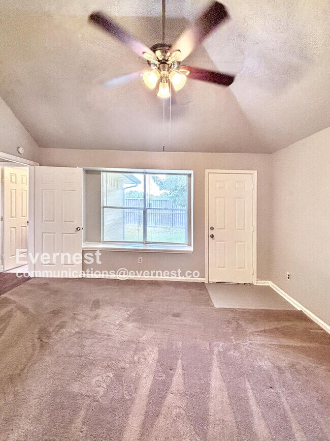 Building Photo - 2038 Woodland Hills Dr