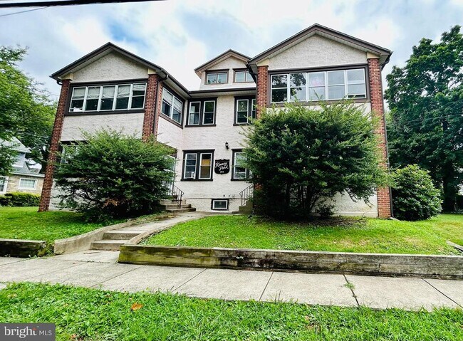 Building Photo - 303 Kenny St