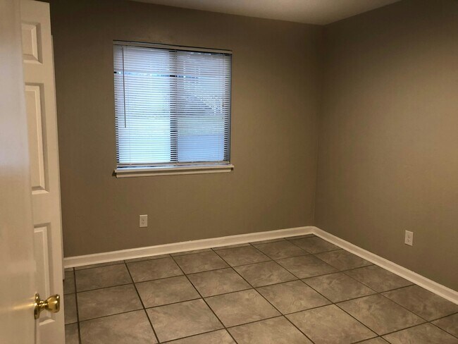 Building Photo - 3017 Oak Hammock Ln