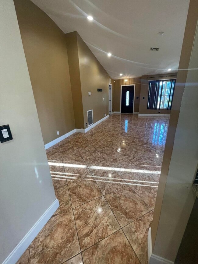 Building Photo - 5472 Club Cir