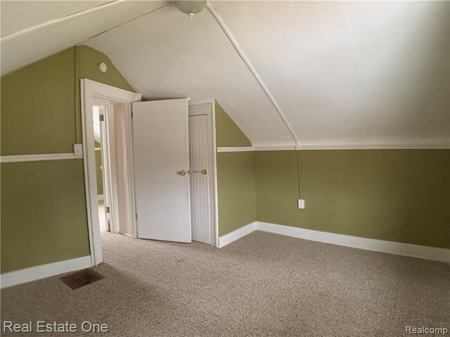 Building Photo - 3342 Buckingham Ave