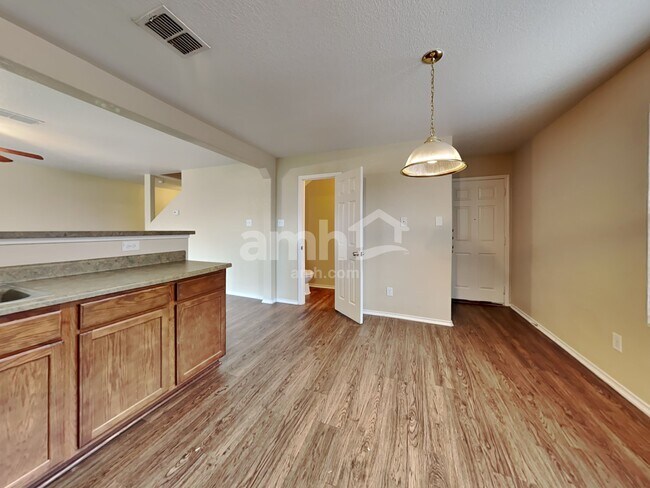 Building Photo - 10023 Woodland Pines
