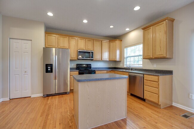 Building Photo - 3594 Armada Dr