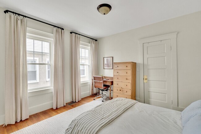 Building Photo - 266 Belmont St