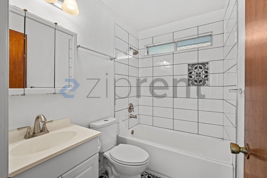 Building Photo - 12 Post St