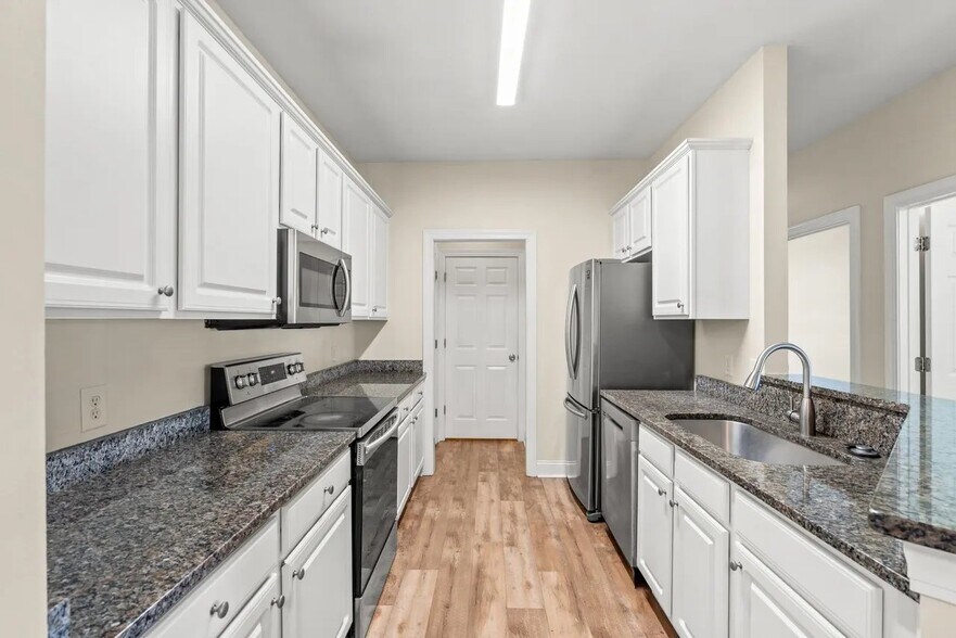 Building Photo - 2057 Silvercrest Dr