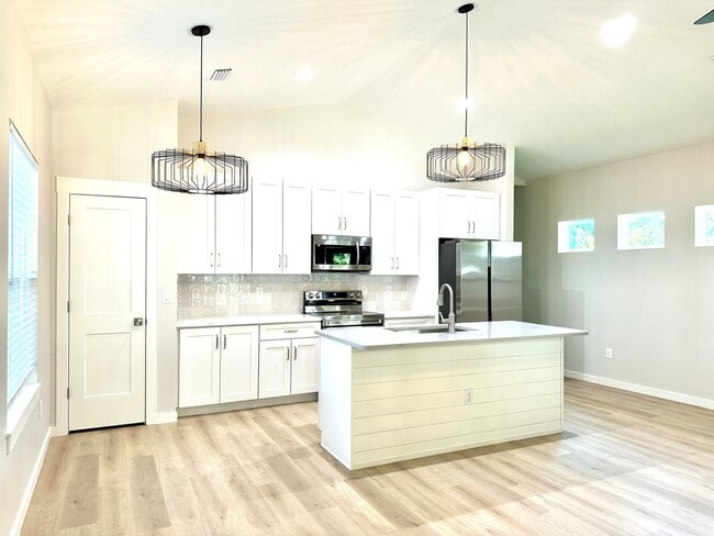 Building Photo - Gorgeous New Home! Close to Historic District and Beach