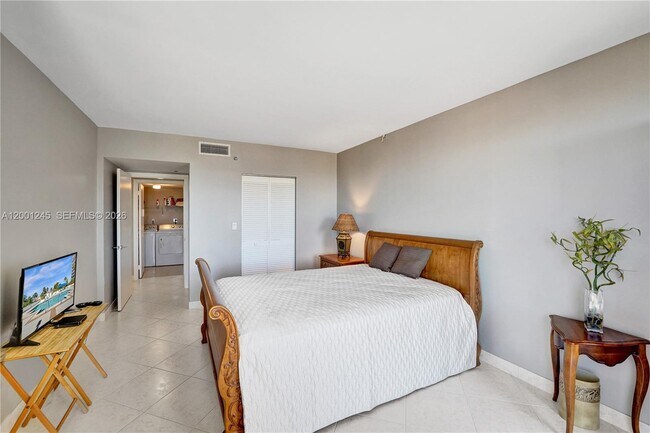 Building Photo - 3600 Yacht Club Dr