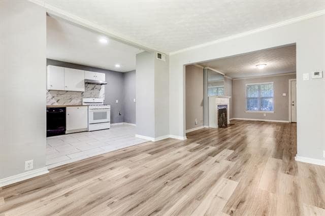 Building Photo - 5016 W Mockingbird Ln