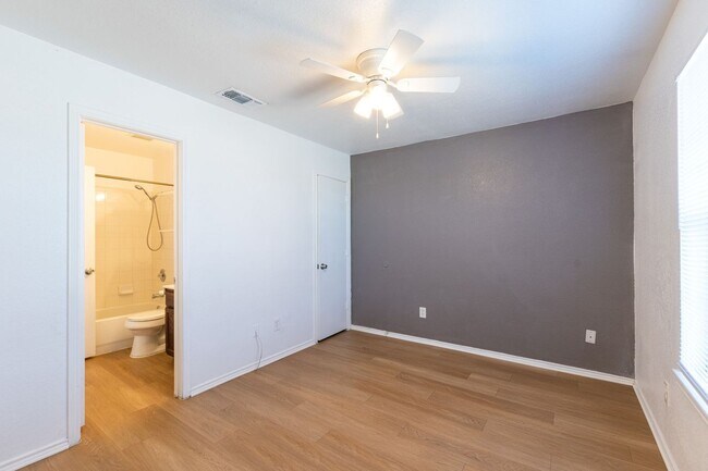 Building Photo - 5904 Greengate Dr
